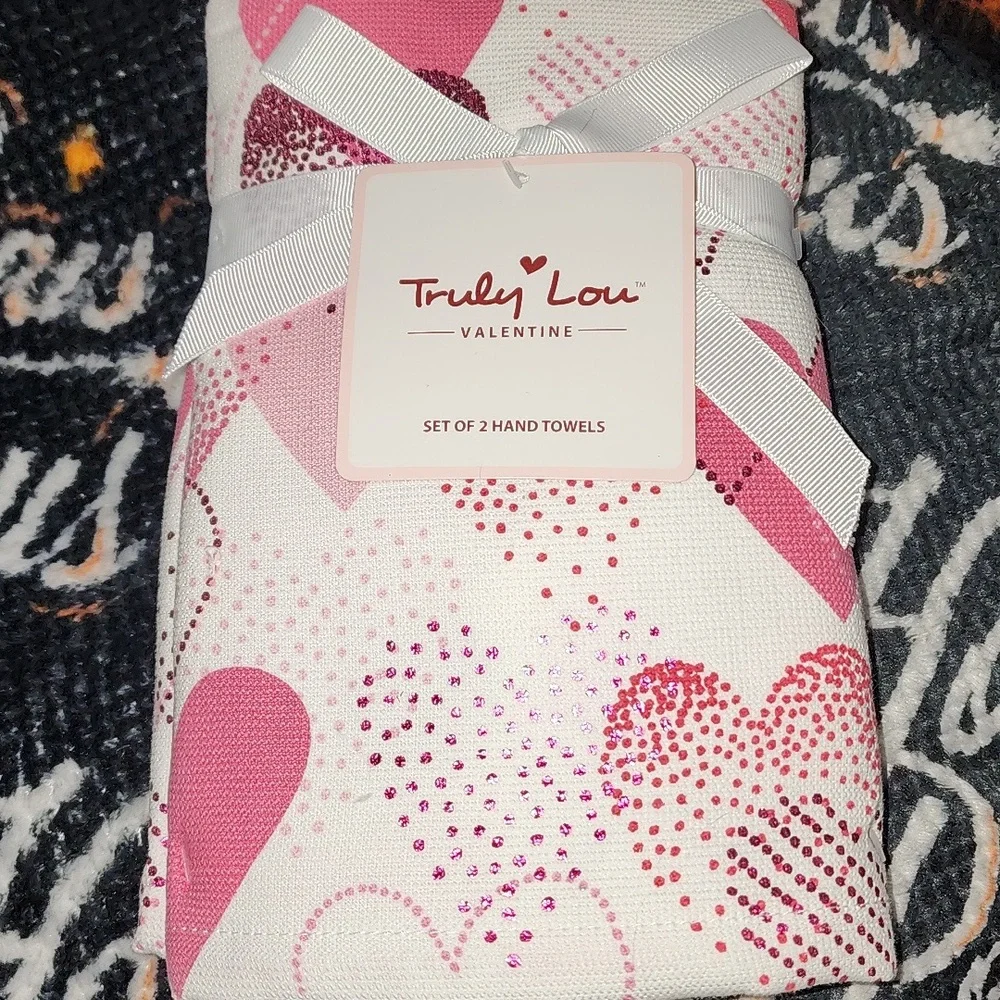 ✨️🩷NWT TRULY LOU VALENTINE 2PC SET OF HAND TOWELS✨️🩷✨️🩷